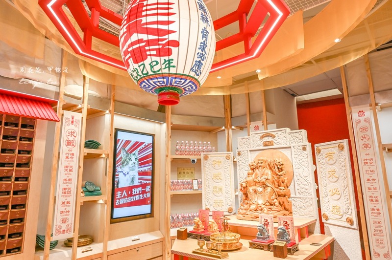 展位近景——宮燈、螢幕、金身、護身符陳列