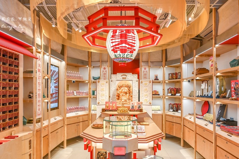 寵佑宮展位全景——宮燈高掛、金身端坐、護身符環繞